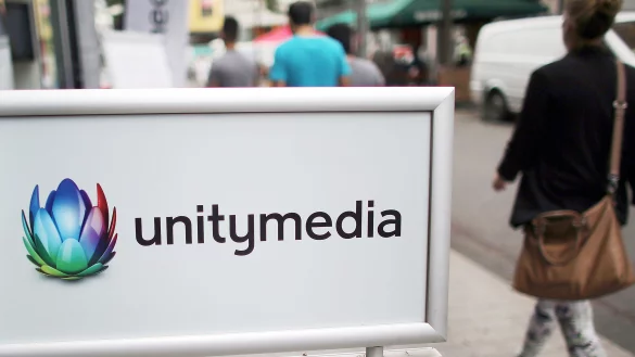 Eine Frau geht am in K&ouml;ln an einer Filiale des Kabelanbieters Unitymedia vorbei. Die Neuordnung der Sendepl&auml;tze im TV-Kabelnetz von Unitymedia entwickelt sich f&uuml;r die Kunden immer mehr zur Geduldsprobe. - &copy; dpa
