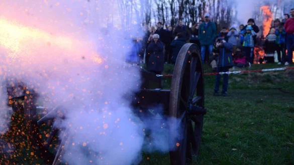 Krachende Ostern: Wenn die „Brokhauser Berta" brüllt und Rauch und Feuer
speit, steht das Feuerräderrollen des KKLGV Brokhausen am Almberg kurz 
bevor. - © Archiv: André Gallisch