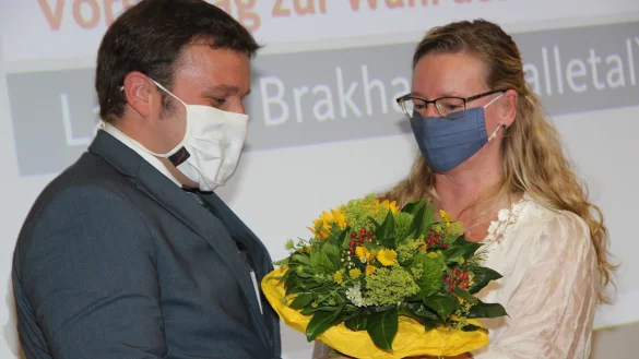 Alter und neuer Parteichef: Christiane Thiel gratuliert Lars Barkhage mit Blumen. - &copy; Martin Hostert