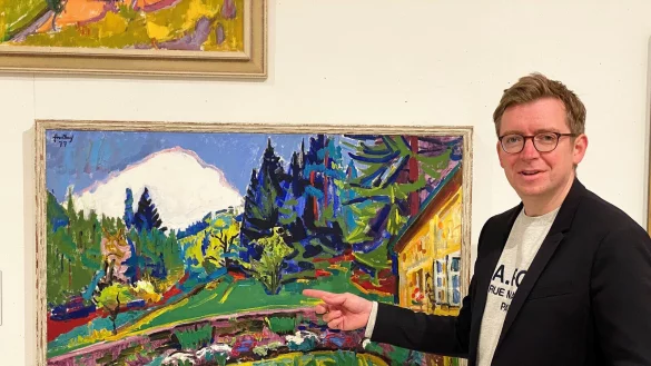 Kräftige, leuchtende Farben beherrschen die Natur am Malerhaus in Wistinghausen. Der künstlerische Leiter des Böckstiegel-Museums, David Riedel, organisierte die Ausstellung „Herbert Ebersbach – dem Leben Farbe geben". - © Horst Biere