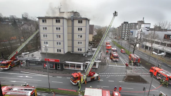 Die Stra&szlig;en rund um den Einsatzort sind gro&szlig;r&auml;umig abgesperrt. Zwei Drehleitern sind im Einsatz. - &copy; Frank-Michael Kiel-Steinkamp