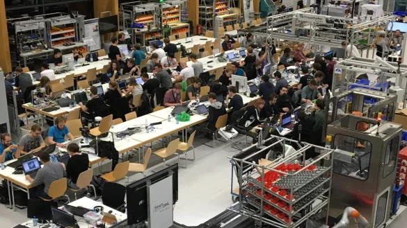 So sieht ein Hackathon normalerweise aus. Konzentriert arbeiten die Teams mit Programmierern an der L&ouml;sung spezieller Probleme. Diesmal m&uuml;ssen sie das im virtuellen Raum tun. - &copy; CIIT