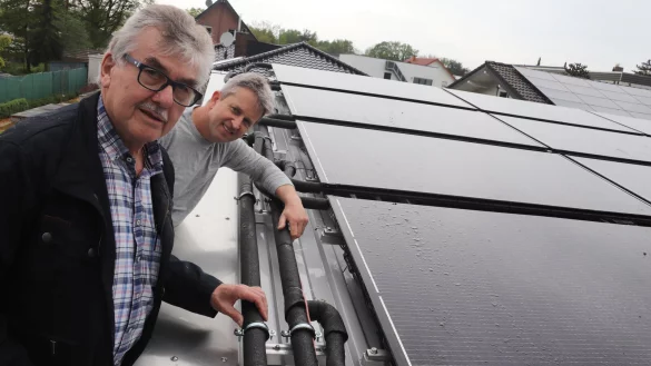 Erfinder Ulrich Schröder (l.) hat das System entwickelt. Maler André Bürmann hat auf seinem Carport eine 50 Quadratmeter große PVT-Anlage installiert. Sie liefert über die Rohre auch Wärme. - © Sigurd Gringel