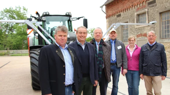 Hatten zum Hoftag geladen: Betriebsleiter Matthias Schmitfranz, Parlamentarischer Staatssekret&auml;r Horst Becker, Gutsbesitzer Dr. Arend Oetker, Dirk Sprute, Berater bei der Landwirtschaftskammer NRW, Projektbetreuerin Sonja Stutzke und Prof. Bernd Freier vom Julius-K&uuml;hn-Institut (von links). - &copy; Freya K&ouml;hring