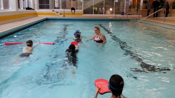 Ein Bild aus dem Aqualip: Die st&auml;dtische Schwimmmeisterin Sonja Jakobskr&uuml;ger hilft Sch&uuml;lern in Detmold, schwimmen zu lernen. - &copy; Archivfoto: Jost Wolf