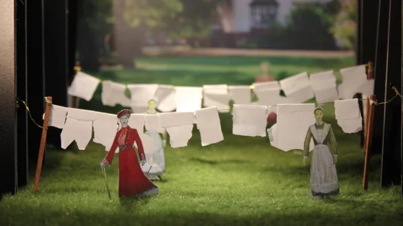 Ein Modell der B&uuml;hne: Christian von G&ouml;tz siedelt das Geschehen im gro&szlig;b&uuml;rgerlichen Ambiente um 1910 an. - &copy; Landestheater