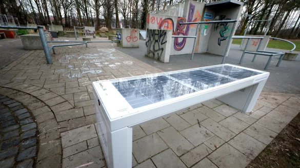 Die Smart Bench steht seit Ende 2022 am Parkour-Park an der 3. Gesamtschule. - &copy; Andreas Fr&uuml;cht