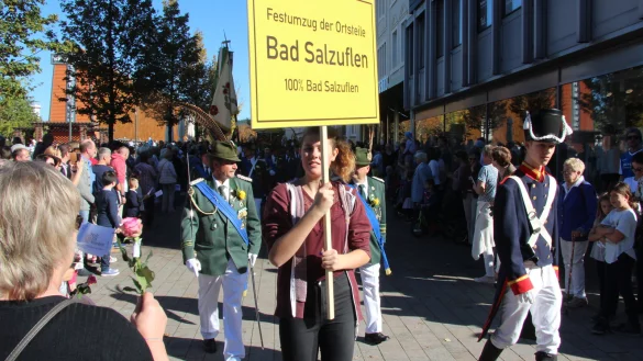 Bei bestem Wetter sahen sich viele den Festumzug durch die Salzufler Innenstadt an. - © Stefan Backe