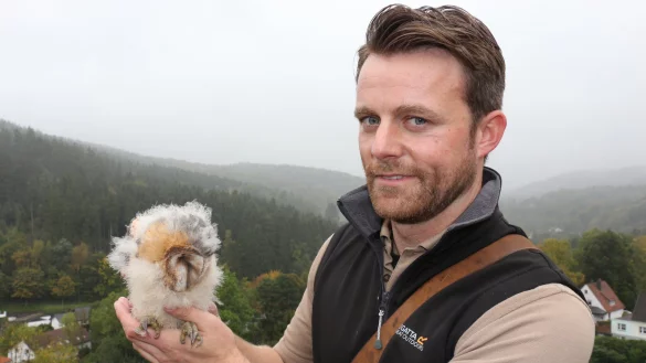 Ein Fall f&uuml;r die Auffangstation: Falkner Benjamin Aschmann mit einem kleinen Patienten. Die Schleiereule ist ungef&auml;hr drei Wochen alt und im Teutoburger Wald aus dem Nest gefallen. - &copy; Janet K&ouml;nig