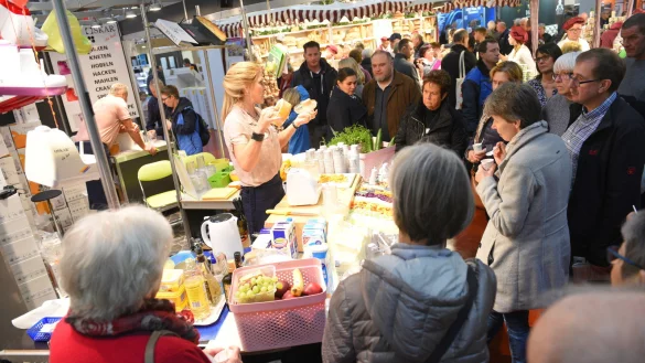Die St&auml;nde auf der Kombi-Messe sind oft dicht umlagert. Immer wieder d&uuml;rfen die Besucher auch testen und probieren. - &copy; Nicole Ellerbrake