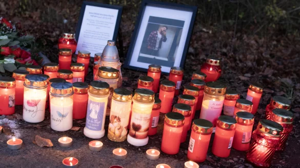 Verwandte, Freunde und Bekannte haben am Unfallort an der B&uuml;nder Stra&szlig;e Kerzen, Blumen und Fotos des verungl&uuml;ckten Jihad Fahki niedergelegt. - &copy; Angelina Kuhlmann