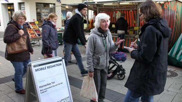 Auf dem Marktplatz: LZ-Redakteurin Jana Beckmann (rechts) im Gespräch mit Heidemarie Haußmann. - © Bernhard Preuss
