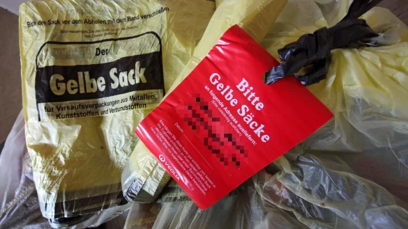 Nachschub: Am Ende einer Rolle der neuen gelben S&auml;cke gibt es einen roten Zettel, mit dem eine neue Rolle angefordert werden kann. - &copy; Bernhard Preuss