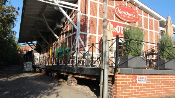 Fundort: Unter dieser Terrasse wurden Knochen und Schuhe entdeckt. - &copy; Heidi Froreich