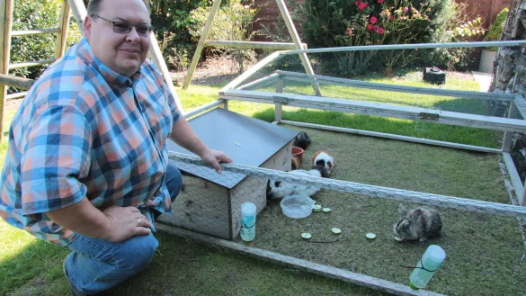 Marc Wietoska in seinem Garten in Silixen. Hier leben auch die sieben Meerschweinchen und zwei Kaninchen, die er t&auml;glich mit frischen Gurken belohnt.&nbsp; - &copy; Carolin Brokmann-F&ouml;rster