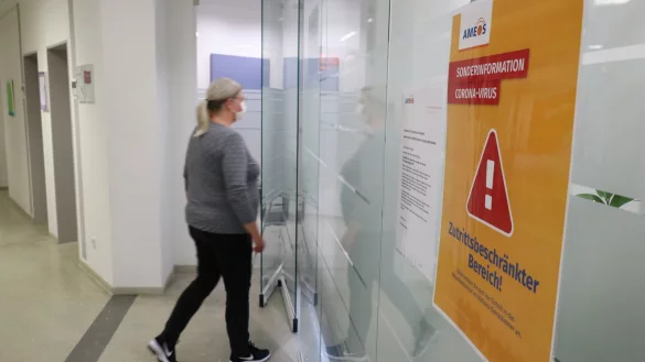 Schilder weisen im Ameos Klinikum Dr. Spernau auf die neuen Vorschriften in Zeiten der Corona-Pandemie hin. - &copy; Alexandra Schaller