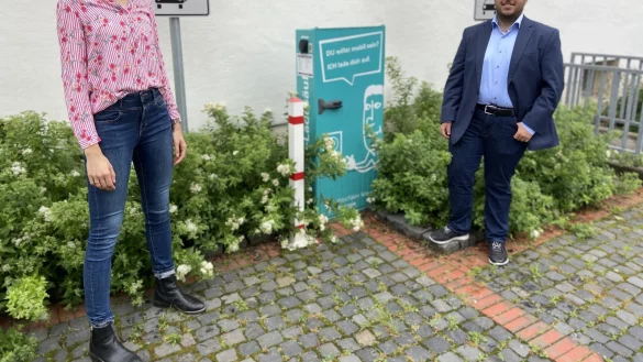SPD-Ratsfrau Hannah Penke posiert mit dem B&uuml;rgermeisterkandidaten der Sozialdemokraten, Julian Koch, vor der&nbsp;Ladestation am Rathaus. - &copy; SPD Schlangen