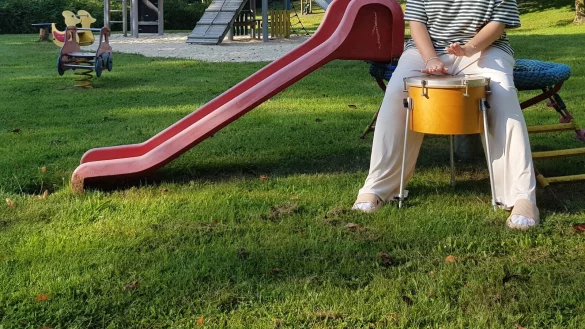 Chlo&eacute; Hedges-Owen absolviert eine "Praxis-Integrierte-Ausbildung" in der Kita "Alte Rothe". - &copy; Bildrechte: Gemeinde Schlangen