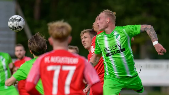 Gefahr im Strafraum: In dieser Szene kommt S&ouml;ren Seifert vom TuS Ahmsen nicht effektiv an den Flankenball. - &copy; Egon Penner