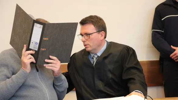 Verteidiger Jens Rabe bespricht sich zum Prozessauftakt mit seinem Mandanten (noch 71). Der wird ebenfalls von Dr. Hennig Schuhmann vertreten. - © Janet König