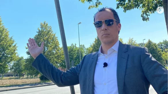 Comedian Oliver Pocher tauchte plötzlich als Clemens Tönnies verkleidet in Verl-Sürenheide auf und verteilte Geschenke an die Werkvertragsarbeiter. Sein Motto dabei: "Tönnies entschuldigt sich." - © Instagram/Oliver Pocher