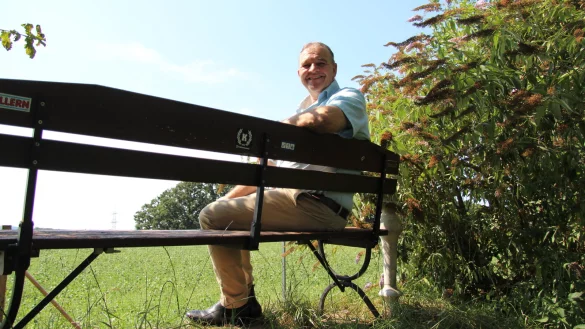Die Bank hinterm Haus, das ist der Lieblingsplatz von Ulrich Meier zu Evenhausen. Bei einem weiten Blick in Richtung T&ouml;nsberg und einem guten Buch schaltet der Landwirt ab.&nbsp; - &copy; Kirsten Fuhrmann