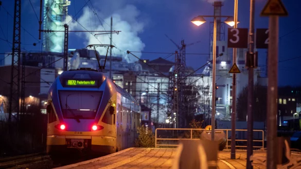 P&uuml;nktlich geht anders: Viele Pendler regen sich regelm&auml;&szlig;ig &uuml;ber die Unp&uuml;nktlichkeit der Eurobahn auf. - &copy; Torben Gocke