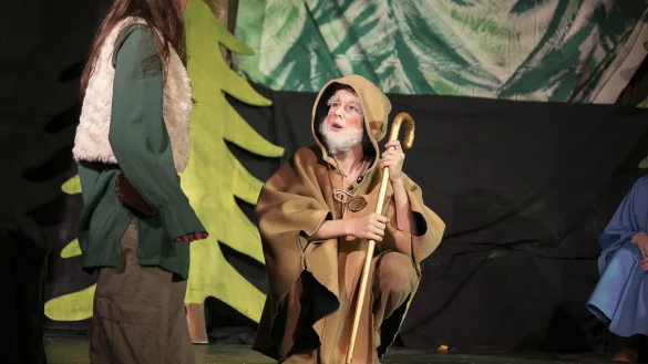 Ronja (Kerstin Mielchen) bei ihrem ersten Ausflug in den Wald, wo sie auf den Rumpelwicht (Meo Kohring,
rechts) trifft. - &copy; Waldorfschule Lippe-Detmold