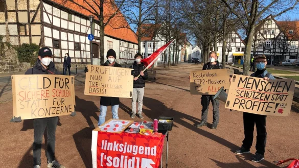 Mit deutlichen Slogans tritt die Linksjugend im Lippegarten an. Sie &uuml;bt Kritik am bildungspolitischen Umgang mit der Coronakrise. - &copy; Till Brand