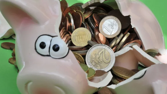 Geschlachtetes Sparschwein - &copy; Foto: Peter Kneffel/dpa