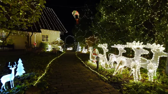 Ab Montag ge&ouml;ffnet: das Alverdisser Weihnachtshaus von Klaus und Inge D&uuml;wel sammelt in diesem Jahr Spenden f&uuml;r die "Aktion Lichtblicke" und das Brustzentrum in Lemgo. - &copy; Sylvia Frevert