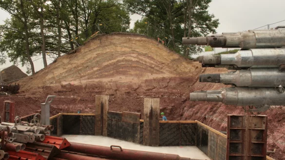 Fr&uuml;her Bahndamm - jetzt Abgrund: im Bereich des k&uuml;nftigen Westknotens der B 66 neu wird derzeit eine neue Eisenbahnbr&uuml;cke erstellt. - &copy; Sylvia Frevert