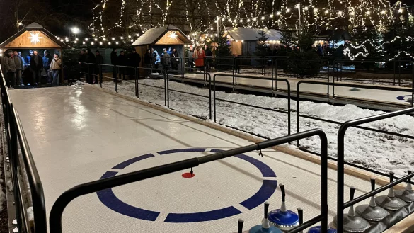 Auf den Kunststoffbahnen der "Lemgoer Winterwelt" wird Eisstockschie&szlig;en gespielt. - &copy; Lemgo Marketing