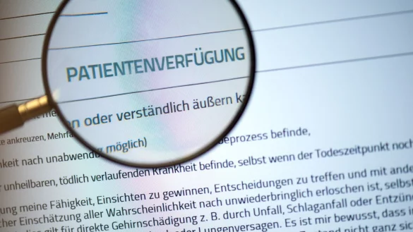 Patientenverf&uuml;gung - &copy; Foto: Arno Burgi/dpa-Zentralbild