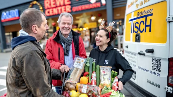 Ulrich Wienstroth (v.l.) und Andreas Becker-Brandt freuen sich &uuml;ber die neue Kooperation mit Ines Quermann (Rewe, Nahkauf). - &copy; Barbara Franke
