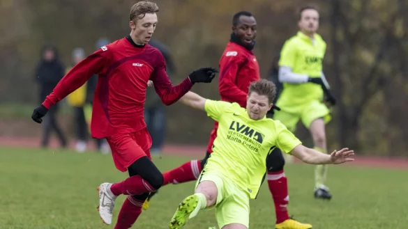 Tordrang: Erik Zweininger (links) vom CSL Detmold behauptet sich gegen Tommy Gwiasda von der FSV Pivitsheide. - &copy; Egon Penner