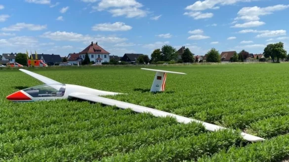 Der Pilot wurde bei der Landung nicht verletzt. - &copy; Freiwillige Feuerwehr Lage