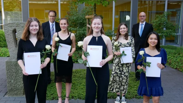 Goldene Traumnoten. Mit Leonie Malinowski (1,0), Oberstufenkoordinator Olaf G&ouml;ke, Christine Gr&uuml;ndges (1,0), Charlotte Malinowski (1,0), Evelyn Schneider (1,0), Gia Linh L&ecirc; (1,1) und Schulleiter Markus Herrmuth (von links). - &copy; Thomas Kr&uuml;gler