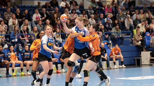 Keine ruhige Sekunde für die Spielerinnen der HSG Blomberg-Lippe: Hier wird Nieke Kühne von der Bera-Bera-Abwehr gestoppt, beobachtet von Kreisläuferin Laura Rüffiuex (links). - © Paul Cohen