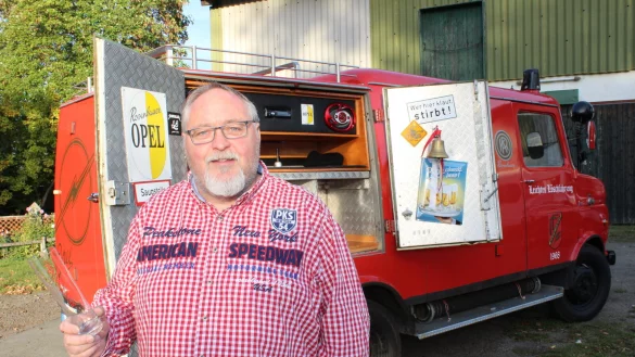 Udo Beermann hat mit dem Einbau einer Zapfanlage seine Schnapsidee am L&ouml;schfahrzeug umgesetzt. - &copy; Sandra Castrup