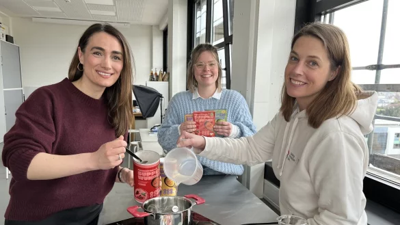 Im „FoodLab“ der TH OWL stellen (von rechts) Britta Schattenberg vom Fachbereich Lebensmitteltechnologie, Carina Fobbe, zuständig für das Förderprogramm „Exist-Women“, und Gründerin Minever Zevker die Idee von „Miss Mineva’s“ vor.?Foto: Till Brand - © Till Brand
