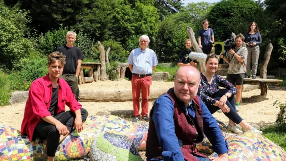 Marvin Hesse, J&ouml;rg Erber und Anna-Maria Schneider koordinieren das Filmprojekt (vorne von links). Dr. Rudolf Diekmeier und J&uuml;rgen Scheffler (dahinter von links) sind ihre Ansprechpartner in D&ouml;rentrup. Die Projektgruppe Til Lohmeyer, Thomas Handke, Josef B&auml;cker und Nele Elson (hinten von links) machen ihre ersten Videoaufnahmen in der Region. - &copy; Yvonne Glandien
