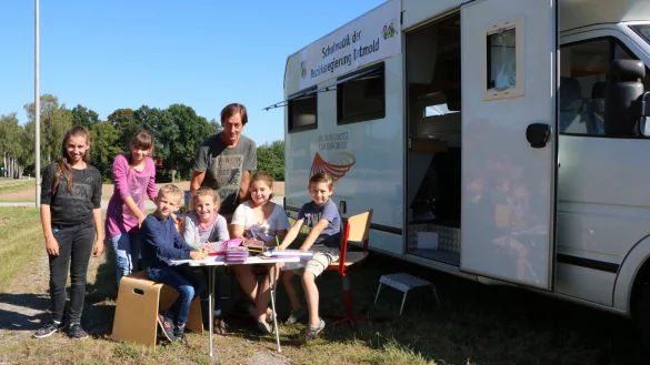Lernen am und im Wohnmobil: (von links) Angelina, Josefine, Paul, Josephine, Gina und Fredi werden von Ulrich Wassmann unterrichtet. - &copy; Yvonne Glandien