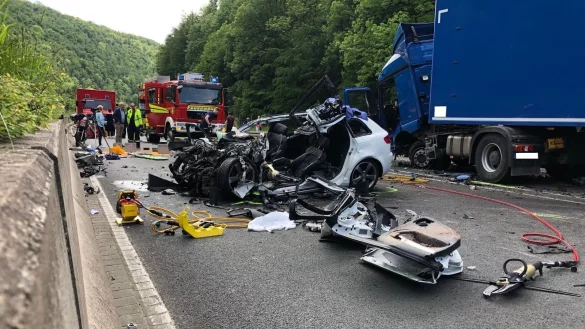 Zwei Menschen waren im Mai 2019 bei einem Unfall auf der B1 bei Schlangen ums Leben gekommen. - &copy; Archiv: Niklas B&ouml;hmer