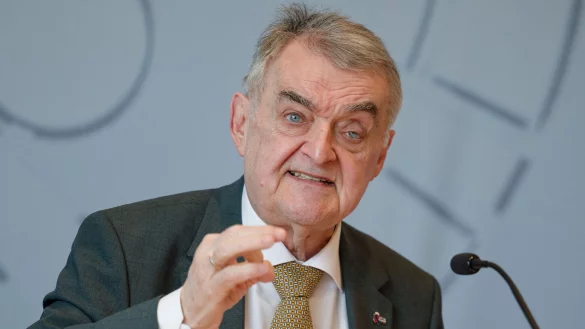 NRW-Innenminister Herbert Reul (CDU) zeigt sich trotz leicht verbesserter Zahlen besorgt. - © Henning Kaiser/dpa