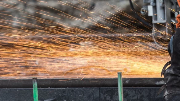 Arbeit mit einem Trennschleifer - &copy; Foto: Silas Stein
