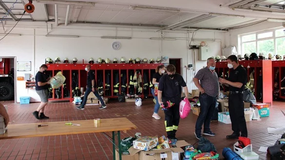 Die Feuerwehr L&uuml;gde nimmt in L&uuml;gde, Rischenau und Sabbenhausen am Freitag viele Spenden entgegen. - &copy; Phillip Kersten