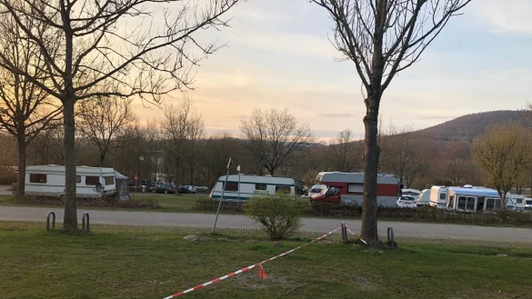 Am Mittwoch standen am Schieder-See noch diverse Wohnwagen und Wohnmobile, doch auch sie m&uuml;ssen den Platz bis heute r&auml;umen. - &copy; Silke Buhrmester