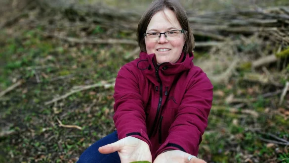 Wer sich auskennt, muss sich keine Sorgen machen, B&auml;rlauch (links) und den Gefleckten Aronstab (rechts) miteinander zu verwechseln. So wie Landschaftsarchitektin Susanne Haferbeck vom Rolfschen Hof in Berlebeck. - &copy; Yvonne Glandien