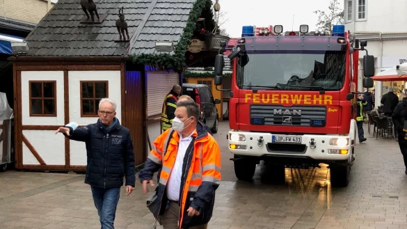 Passen gro&szlig;e Feuerwehrfahrzeuge an den Buden des Weihnachtstraums vorbei? Werbegemeinschaftschef Michael Welslau (vorne, links) und Lars Wolfmeier (rechts) vom Fachdienst Tiefbau der Stadt gehen voran. - &copy; Thomas Reineke
